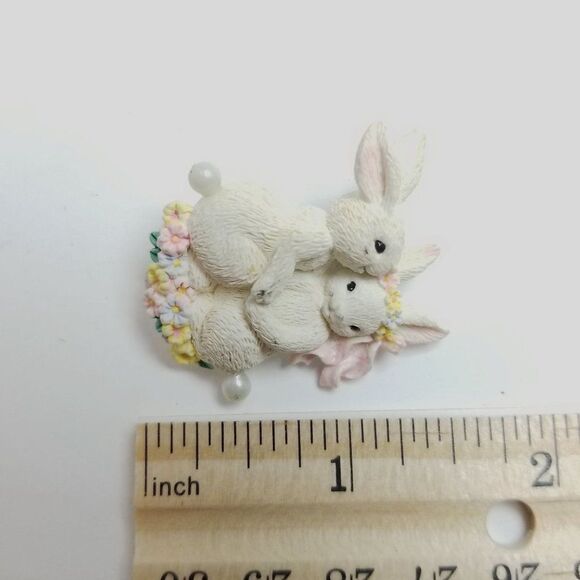 Vintage Cute Snuggle Bunnies Brooch, White and Floral Love Sweetheart Pin, Estat - Picture 4 of 6